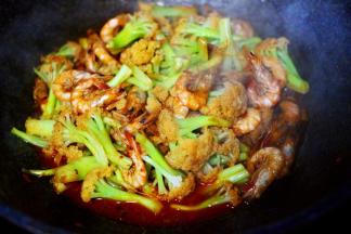 大火继续翻炒1分钟左右。