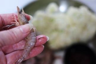 把海虾用清水冲洗干净后，把海虾去虾须，再开虾背去除虾线后洗净备用。