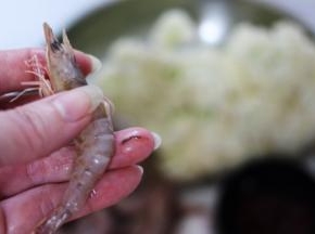 把海虾用清水冲洗干净后，把海虾去虾须，再开虾背去除虾线后洗净备用。