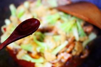 最后加入料酒调味。