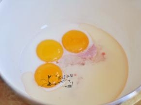 鸡蛋、油、牛奶、蔓越莓酒混合。