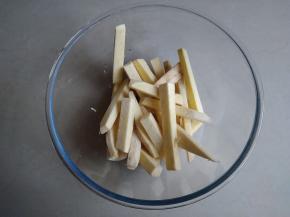 将红薯切成有手指那么粗的长条，不要切太细，容易烤糊