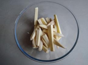 将红薯切成有手指那么粗的长条，不要切太细，容易烤糊