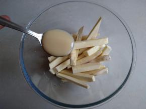 倒入玉米油，再倒入一匙的炼奶