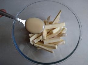 倒入玉米油，再倒入一匙的炼奶