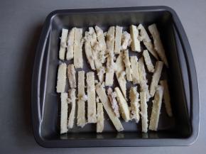 将弄好的红薯条平铺在不粘烤盘上