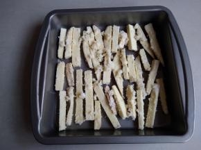 将弄好的红薯条平铺在不粘烤盘上