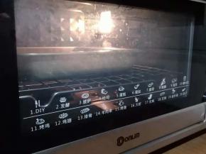 放入已经预热到175度的东菱K40C烤箱中下层，烘烤20分钟左右。最后几分钟留意上色情况，可以将烤盘再往下移一层，或者加盖锡纸都可以的