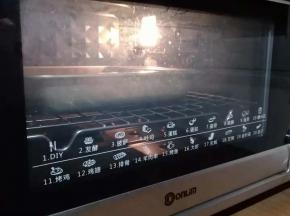 放入已经预热到175度的东菱K40C烤箱中下层，烘烤20分钟左右。最后几分钟留意上色情况，可以将烤盘再往下移一层，或者加盖锡纸都可以的