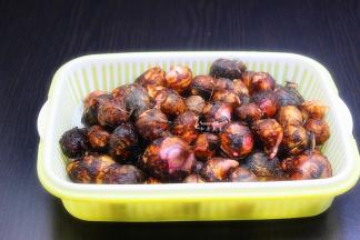 捡回来的小芋儿，用清洗洗净，沥干水。这些小芋儿，很小，不好去皮，所以必须煮才可以。