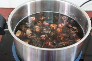 洗净的芋儿，放入煮锅，倒入适量的饮用水，煮沸之后改为中小火继续煮10分钟左右