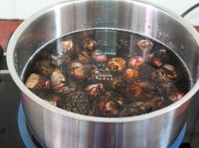 洗净的芋儿，放入煮锅，倒入适量的饮用水，煮沸之后改为中小火继续煮10分钟左右