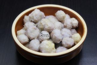 煮熟的小芋儿，放凉，去皮，这些小芋儿，是不是很赞，去皮之后也可以直接吃。