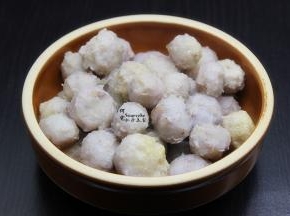 煮熟的小芋儿，放凉，去皮，这些小芋儿，是不是很赞，去皮之后也可以直接吃。