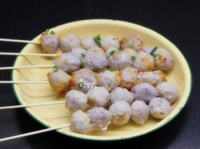 用烧烤竹签，把去皮的小芋儿，一个一个串起来，没有烧烤竹签，可以赢水果牙签也能一个个串起来