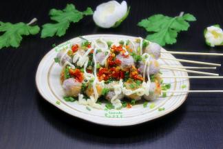 然后蛋黄酱挤压出蛋黄酱，涂抹在上面，很好吃，又方便。