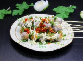 然后蛋黄酱挤压出蛋黄酱，涂抹在上面，很好吃，又方便。