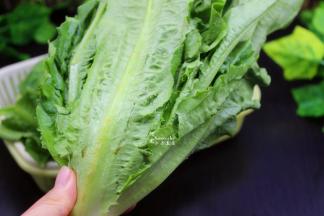 食材准备，挑选新鲜的油麦菜、大蒜去皮剁碎。水食材：油麦菜1棵、油3ml、盐2克、大蒜1个