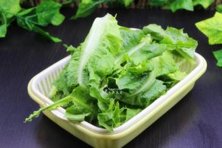 油麦菜洗净，用手掰成断，捞出沥干