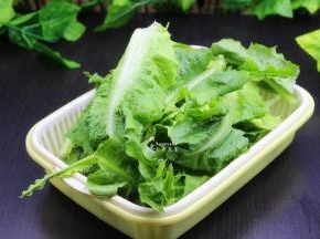 油麦菜洗净，用手掰成断，捞出沥干
