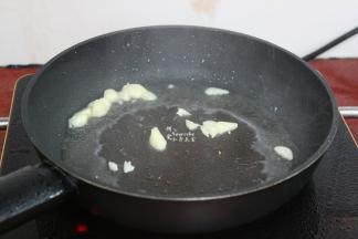 大蒜去皮，切片，热锅，大火爆香蒜片。油别太多，少油更健康。