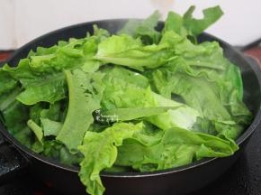 把洗净的掰的油麦菜倒入锅里，大火爆炒，用筷子不断翻转。不能停留在锅里很久，油麦菜断生味即可。