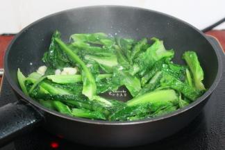 油麦菜炒八成熟，放盐，炒均出锅。油麦菜可以生吃，不要炒太久，炒太熟的油麦菜，没有脆爽口感，营养成分也会流失。