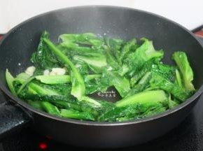油麦菜炒八成熟，放盐，炒均出锅。油麦菜可以生吃，不要炒太久，炒太熟的油麦菜，没有脆爽口感，营养成分也会流失。