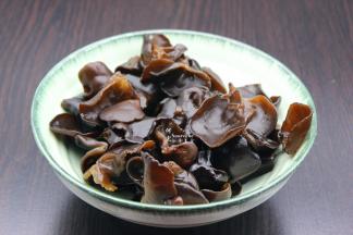 食材：木耳、甜辣椒、洋葱、大蒜、香油、油、盐、茴香。