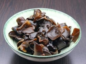 食材：木耳、甜辣椒、洋葱、大蒜、香油、油、盐、茴香。