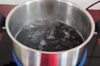 煮锅倒入清水煮沸，放入木耳，汆烫熟，木耳一定要熟透还能吃哦，一般大火要煮2-3分钟才能熟透。