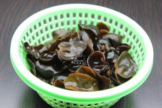 木耳浸泡，泡发之后，洗净，沥干水，这小木耳不需要切。