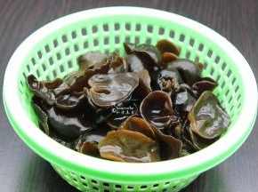 木耳浸泡，泡发之后，洗净，沥干水，这小木耳不需要切。