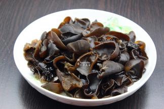 煮熟的木耳捞出，沥干水，倒入盘子，喜欢吃爽口的，可以过冷水，口感会好些。