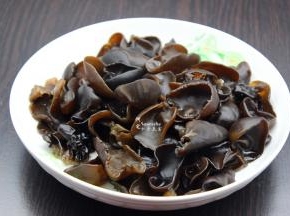 煮熟的木耳捞出，沥干水，倒入盘子，喜欢吃爽口的，可以过冷水，口感会好些。