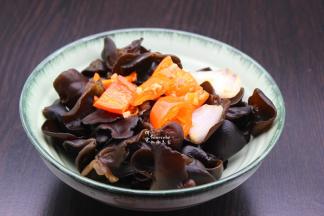 炒好的调料，热乎乎的时候倒入木耳的大碗里，放茴香，然后拌均即可吃，清香爽口很好吃哦，