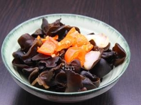 炒好的调料，热乎乎的时候倒入木耳的大碗里，放茴香，然后拌均即可吃，清香爽口很好吃哦，