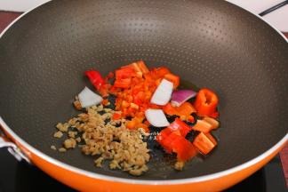 用炒锅，热锅，倒油，把切好的甜辣椒、大蒜、洋葱，倒入锅大火爆炒，然后放盐、香油。