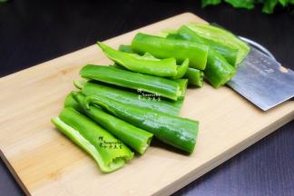 辣椒切好之后，放盐，把辣椒腌制出水，捞出，倒掉辣椒盐水