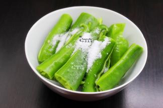辣椒切好之后，放盐，把辣椒腌制出水，捞出，倒掉辣椒盐水