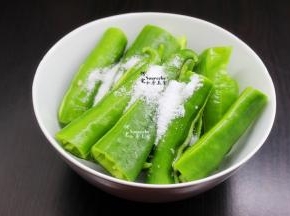 辣椒切好之后，放盐，把辣椒腌制出水，捞出，倒掉辣椒盐水