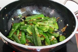 加点生抽，炒均入味，软香，鲜辣。