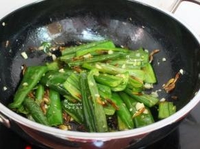 加点生抽，炒均入味，软香，鲜辣。