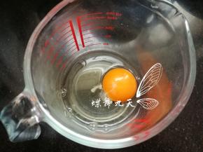 一个鸡蛋中号大小，(大约60克左右)打入容器。