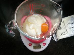 白糖和酸奶加入鸡蛋液中，搅拌均匀。