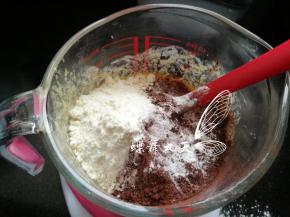 低筋面粉，可可粉，泡打粉加入混合液中，搅拌均匀。