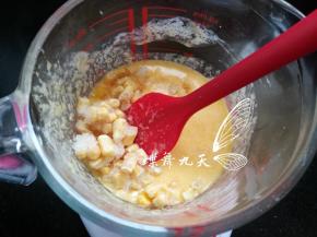 玉米粒加入蛋液中。搅拌均匀。冷冻的也没有关系。