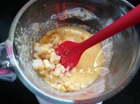 玉米粒加入蛋液中。搅拌均匀。冷冻的也没有关系。