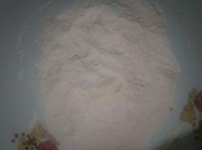 首先水油皮部分，粉色食用色粉加面粉搅拌均匀