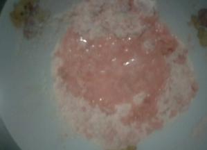 糖加入水中融化后倒入面粉中